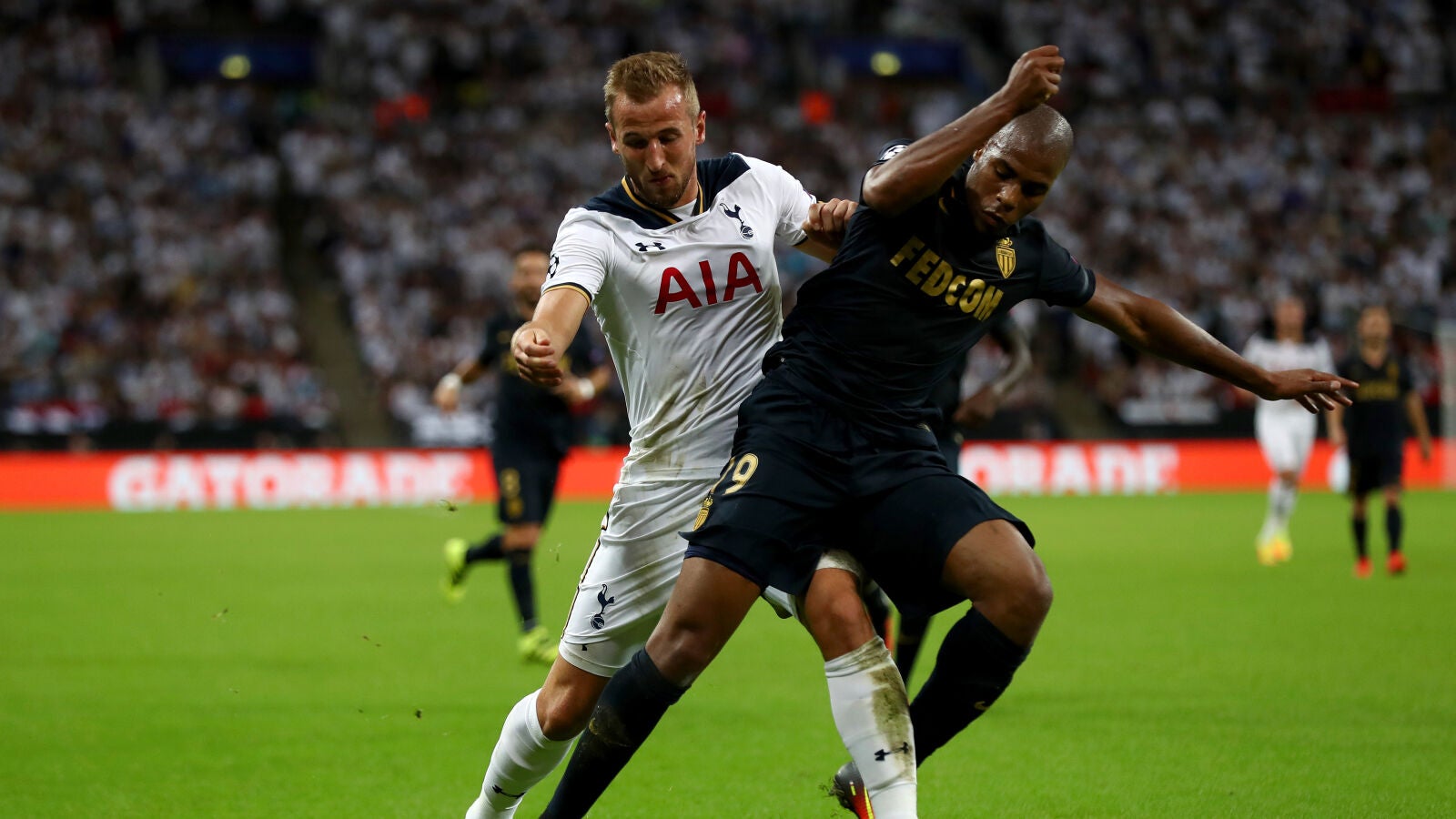 Harry Kane y Sidibe se disputan el bal&oacute;n en el Tottenham - M&oacute;naco