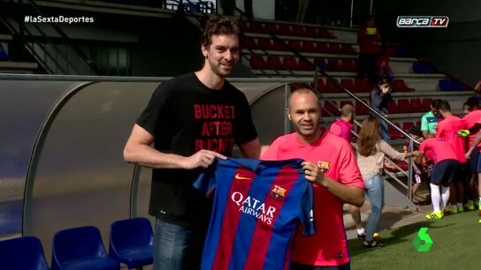 Pau Gasol se hace una fotograf&iacute;a con Iniesta