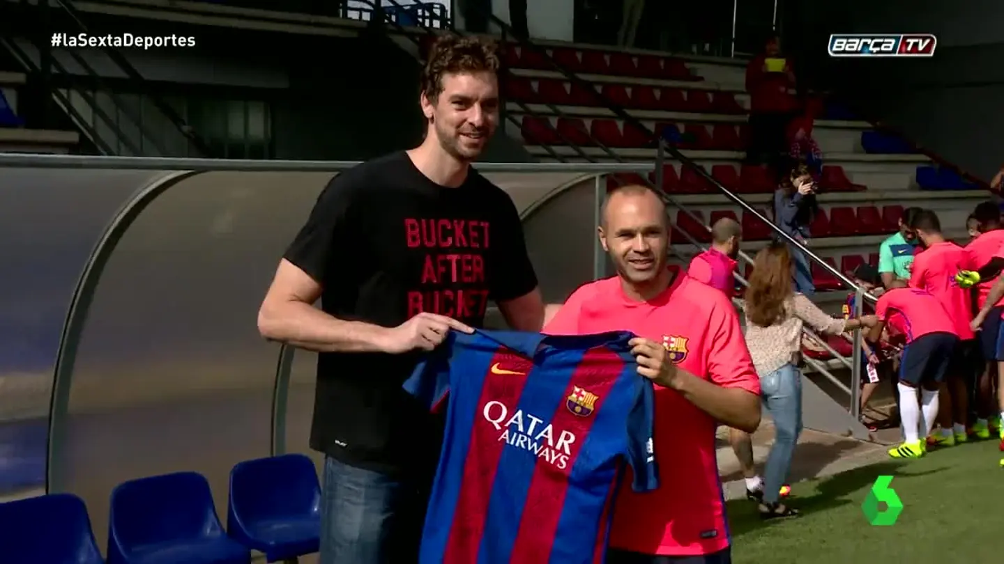 Pau Gasol se hace una fotografía con Iniesta Pau Gasol se hace una fotografía con Iniesta