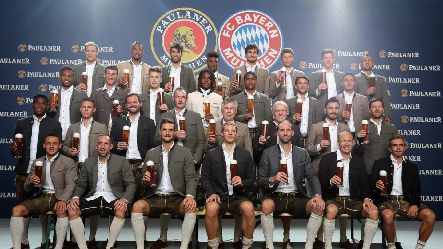 La plantilla del Bayern se hace la tradicional foto del Oktoberfest La plantilla del Bayern se hace la tradicional foto del Oktoberfest