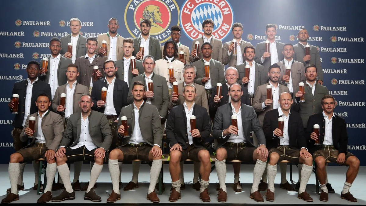 La plantilla del Bayern se hace la tradicional foto del Oktoberfest La plantilla del Bayern se hace la tradicional foto del Oktoberfest