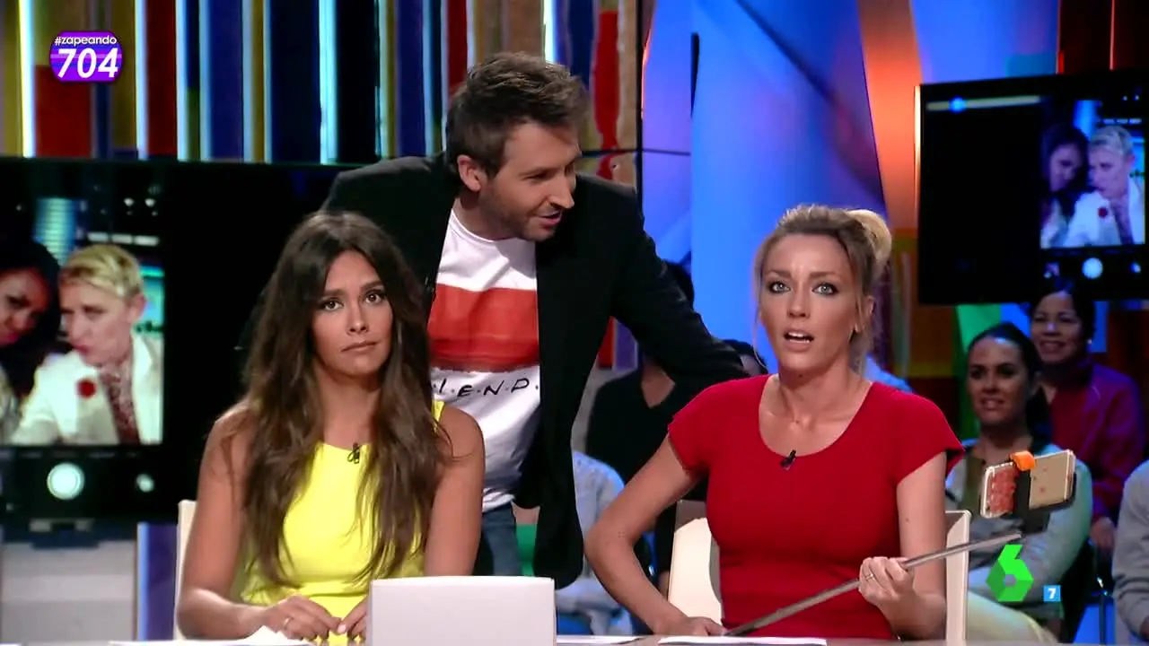 Frank Blanco, Cristina Pedroche y Anna Simon posan para un selfie