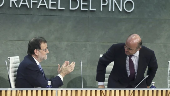 El presidente del Gobierno en funciones, Mariano Rajoy, aplaude la intervención del ministro de Economía en funciones, Luis de Guindos El presidente del Gobierno en funciones, Mariano Rajoy, aplaude la intervención del ministro de Economía en funciones, Luis de Guindos