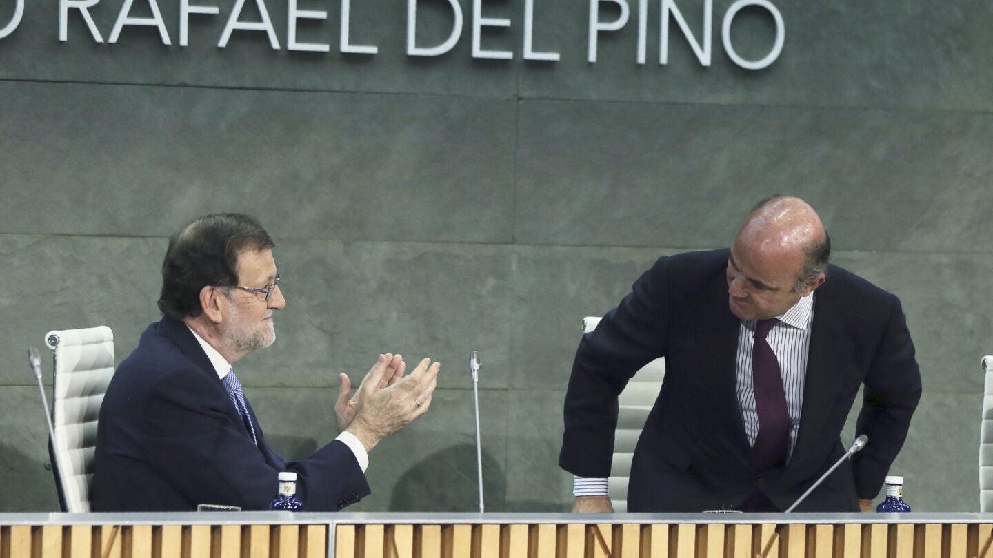 El presidente del Gobierno en funciones, Mariano Rajoy, aplaude la intervenci&oacute;n del ministro de Econom&iacute;a en funciones, Luis de Guindos