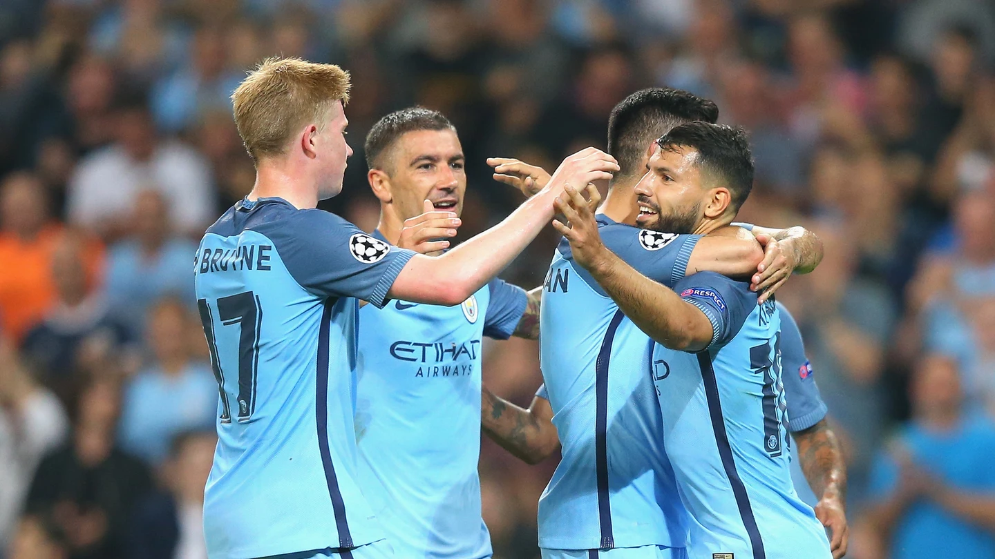 Agüero y sus compañeros del City celebran el gol del argentino Agüero y sus compañeros del City celebran el gol del argentino