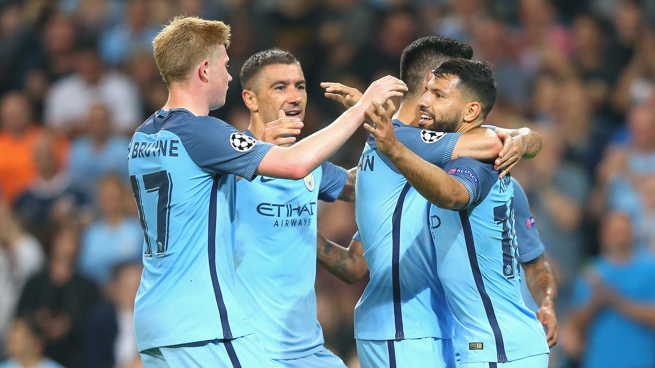 Agüero y sus compañeros del City celebran el gol del argentino