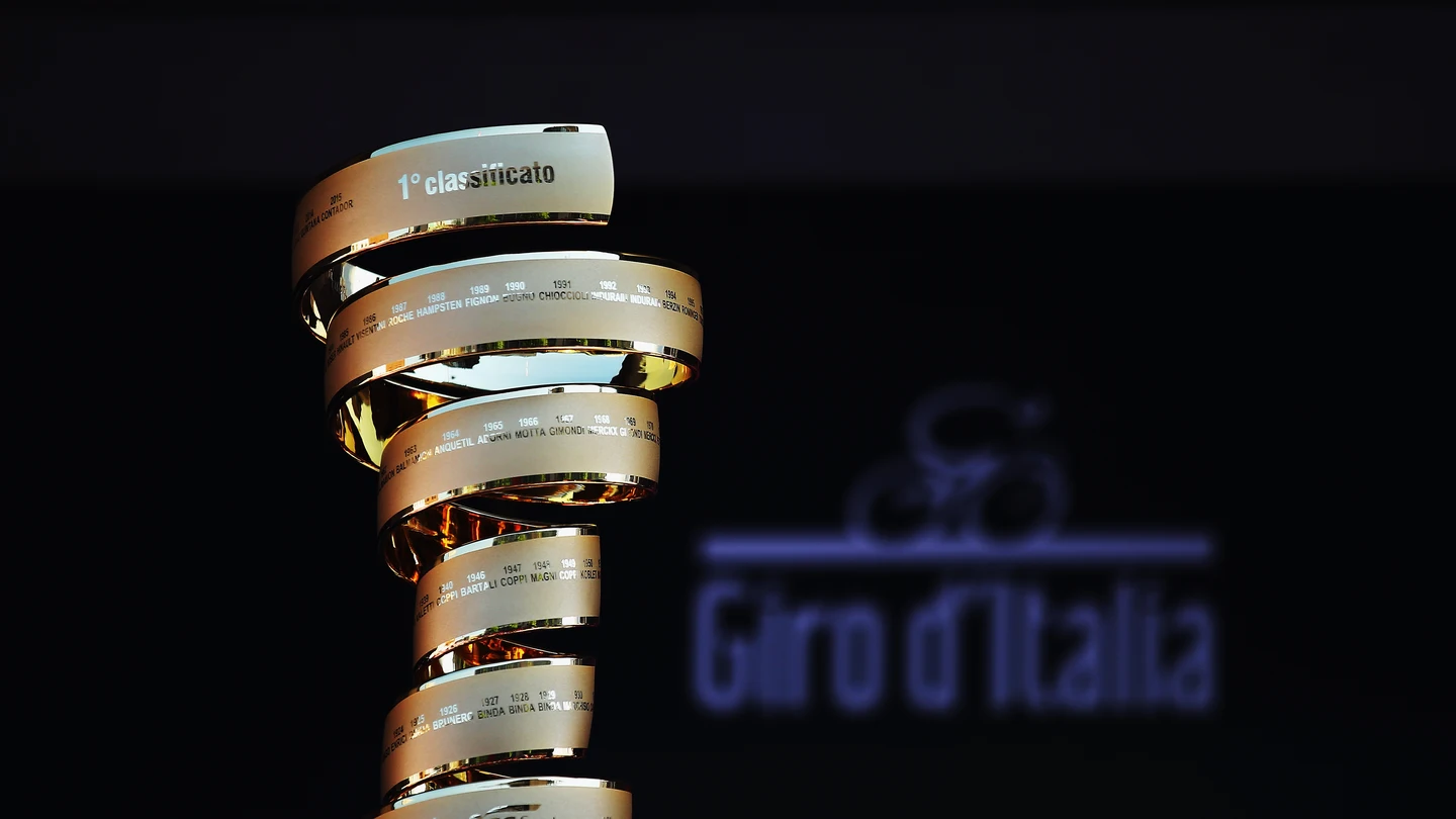 El trofeo del Giro de Italia. El trofeo del Giro de Italia.