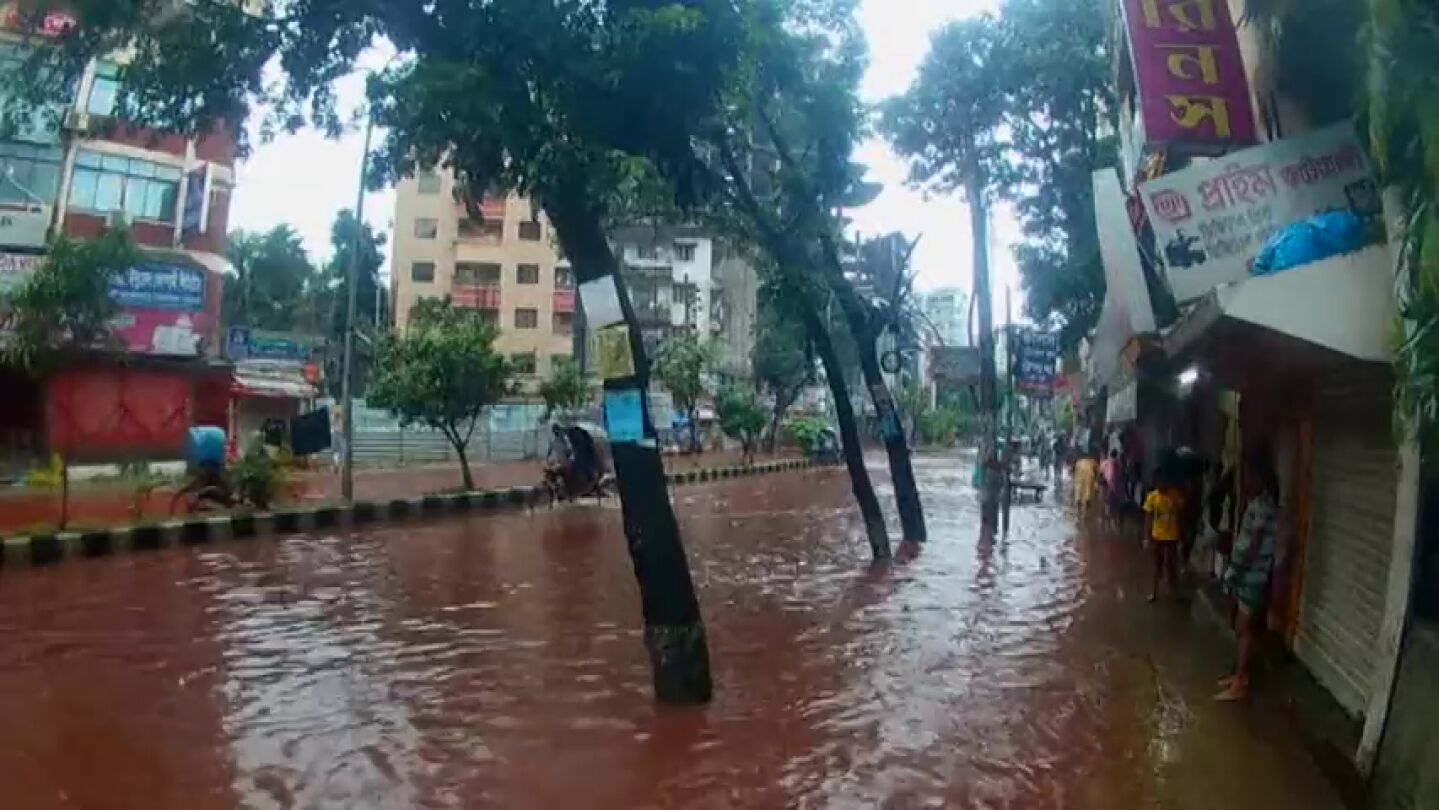 Frame 0.0 de: La Fiesta del Sacrificio ti&ntilde;e los r&iacute;os de rojo en Bangladesh
