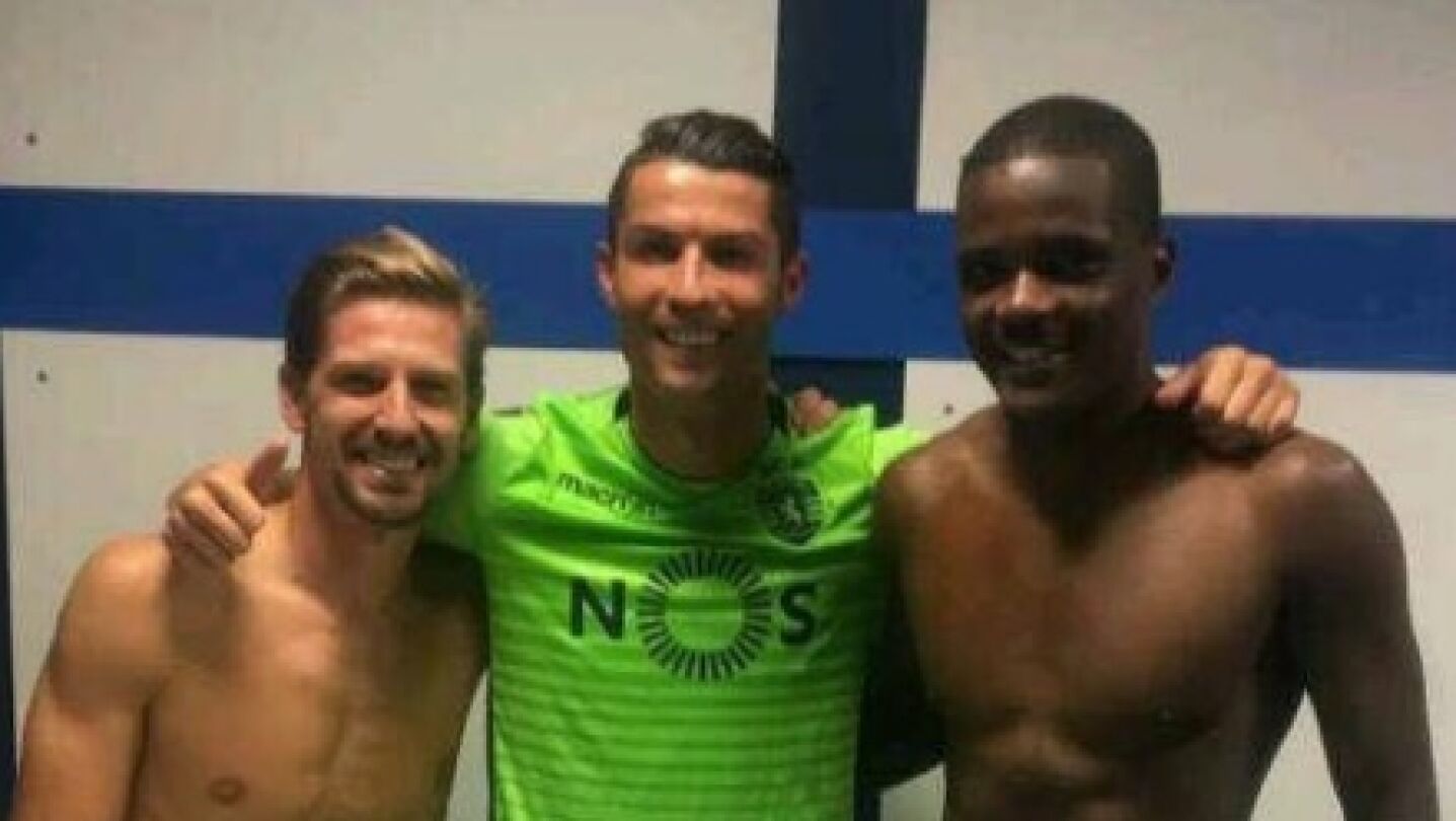Cristiano Ronaldo posando con la camiseta del Sporting y en calzoncillos. 