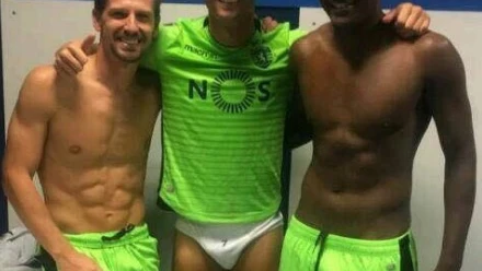 Cristiano Ronaldo posando con la camiseta del Sporting y en calzoncillos. Cristiano Ronaldo posando con la camiseta del Sporting y en calzoncillos.