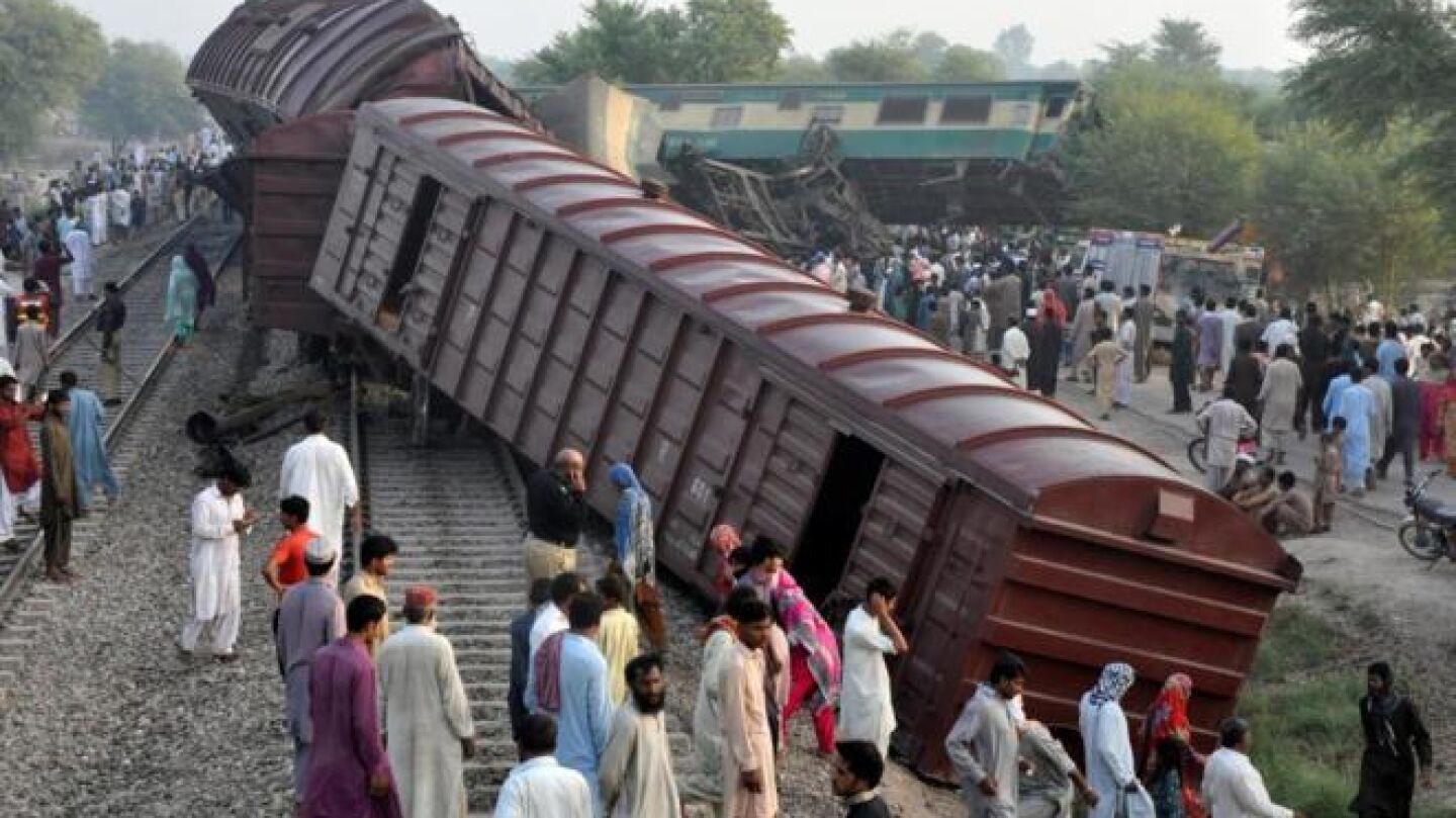 Imagen del accidente ferroviario en Pakist&aacute;n