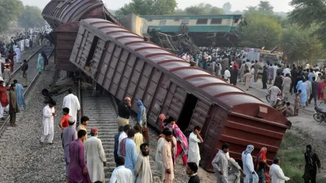 Imagen del accidente ferroviario en Pakistán