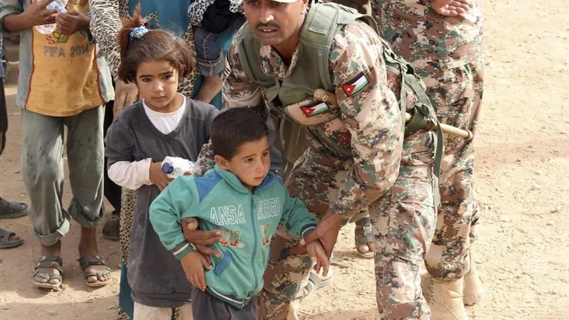 Refugiados atrapados en el desierto en la frontera entre Jordania y Siria Refugiados atrapados en el desierto en la frontera entre Jordania y Siria