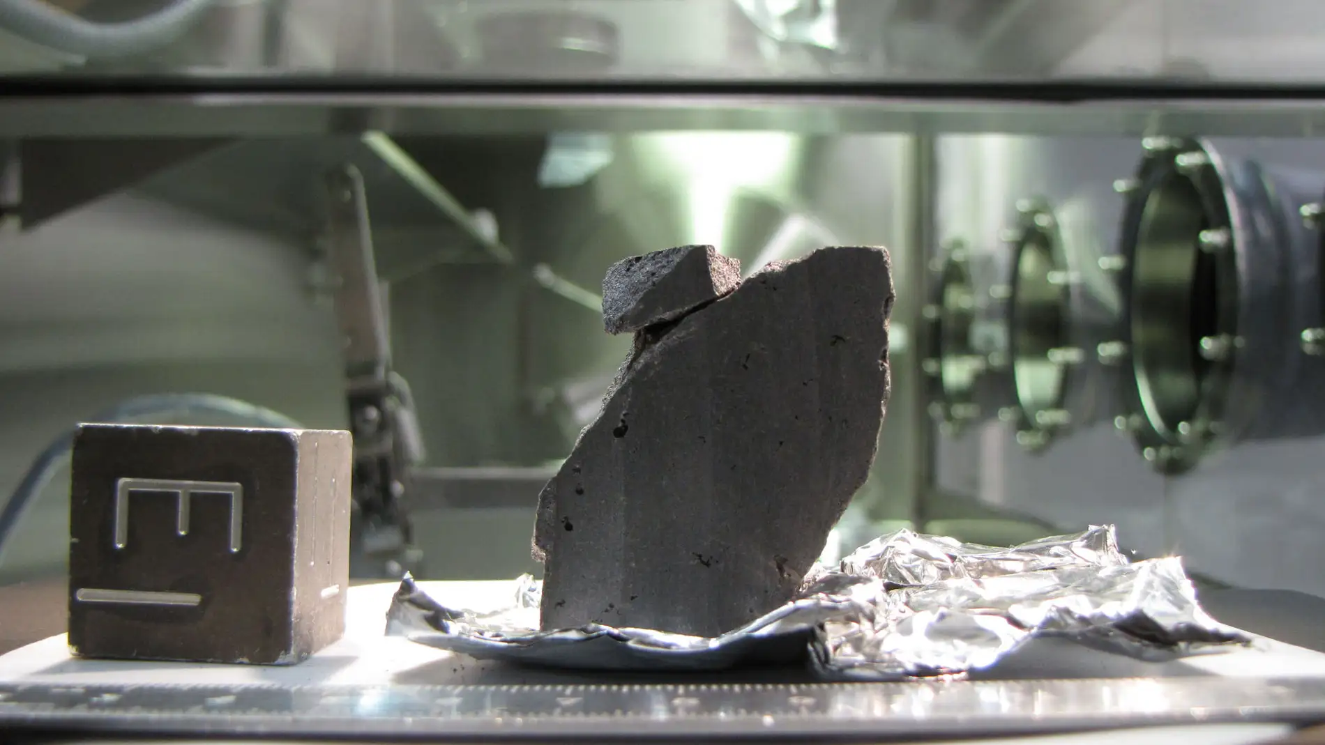 Roca procedente de la Luna traída de vuelta por el programa Apolo y que se encuentra alojada en el Lunar Sample Laboratory de la NASA en el Centro Espacial Johnson en Houston (Estados Unidos). 