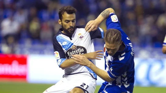 Bruno Gama y Raúl García disputan el balón durante el Alavés - Deportivo Bruno Gama y Raúl García disputan el balón durante el Alavés - Deportivo