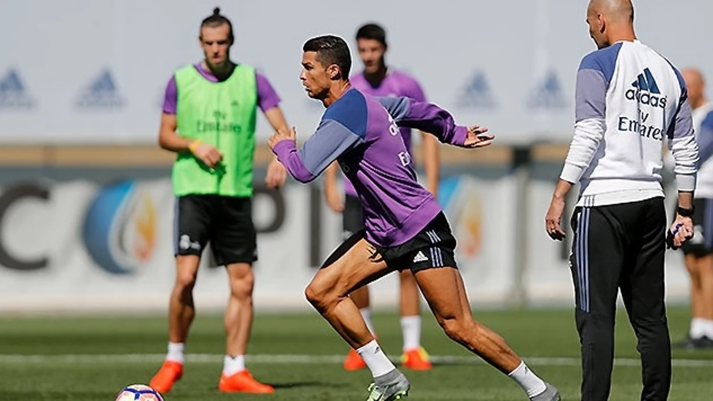 Cristiano Ronaldo y Bale se ejercitan en Valdebebas ante la mirada de Zidane Cristiano Ronaldo y Bale se ejercitan en Valdebebas ante la mirada de Zidane