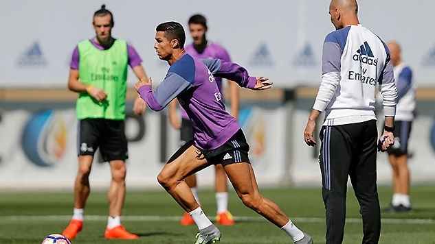 Cristiano Ronaldo y Bale se ejercitan en Valdebebas ante la mirada de Zidane