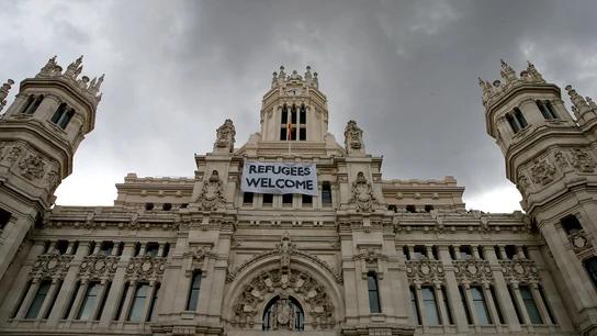Detalle de una pancarta con la leyenda "Refugees Welcome" -"Refugiados, bienvenidos", colocada en la fachada del Palacio de Cibeles Detalle de una pancarta con la leyenda "Refugees Welcome" -"Refugiados, bienvenidos", colocada en la fachada del Palacio de Cibeles