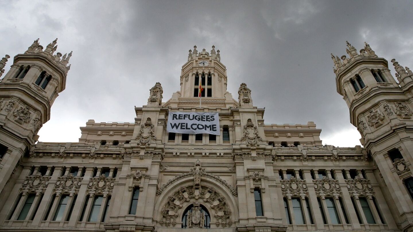 Detalle de una pancarta con la leyenda "Refugees Welcome" -"Refugiados, bienvenidos", colocada en la fachada del Palacio de Cibeles