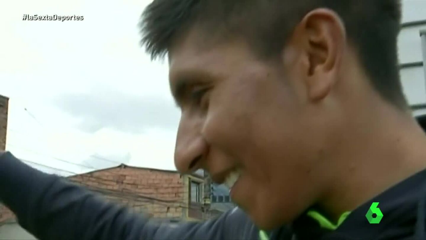 Nairo Quintana saludando a sus compatriotas en Bogot&aacute;.