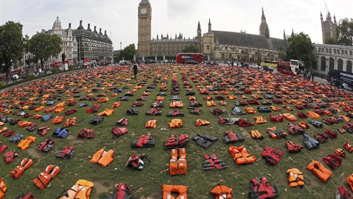Miles de salvavidas por la crisis de los refugiados. Miles de salvavidas por la crisis de los refugiados