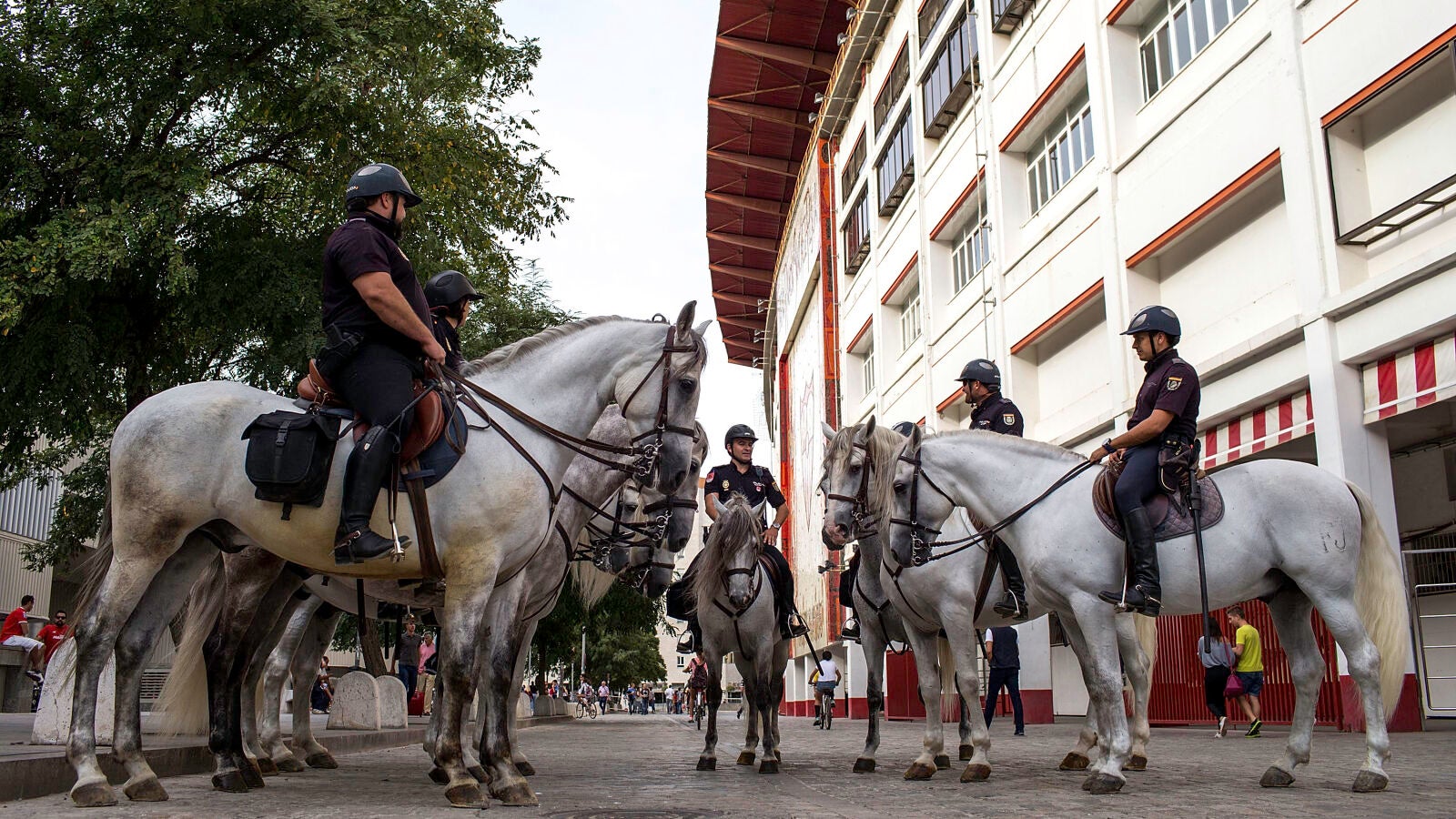 La polic&iacute;a montada en los aleda&ntilde;os del S&aacute;nchez Pizju&aacute;n