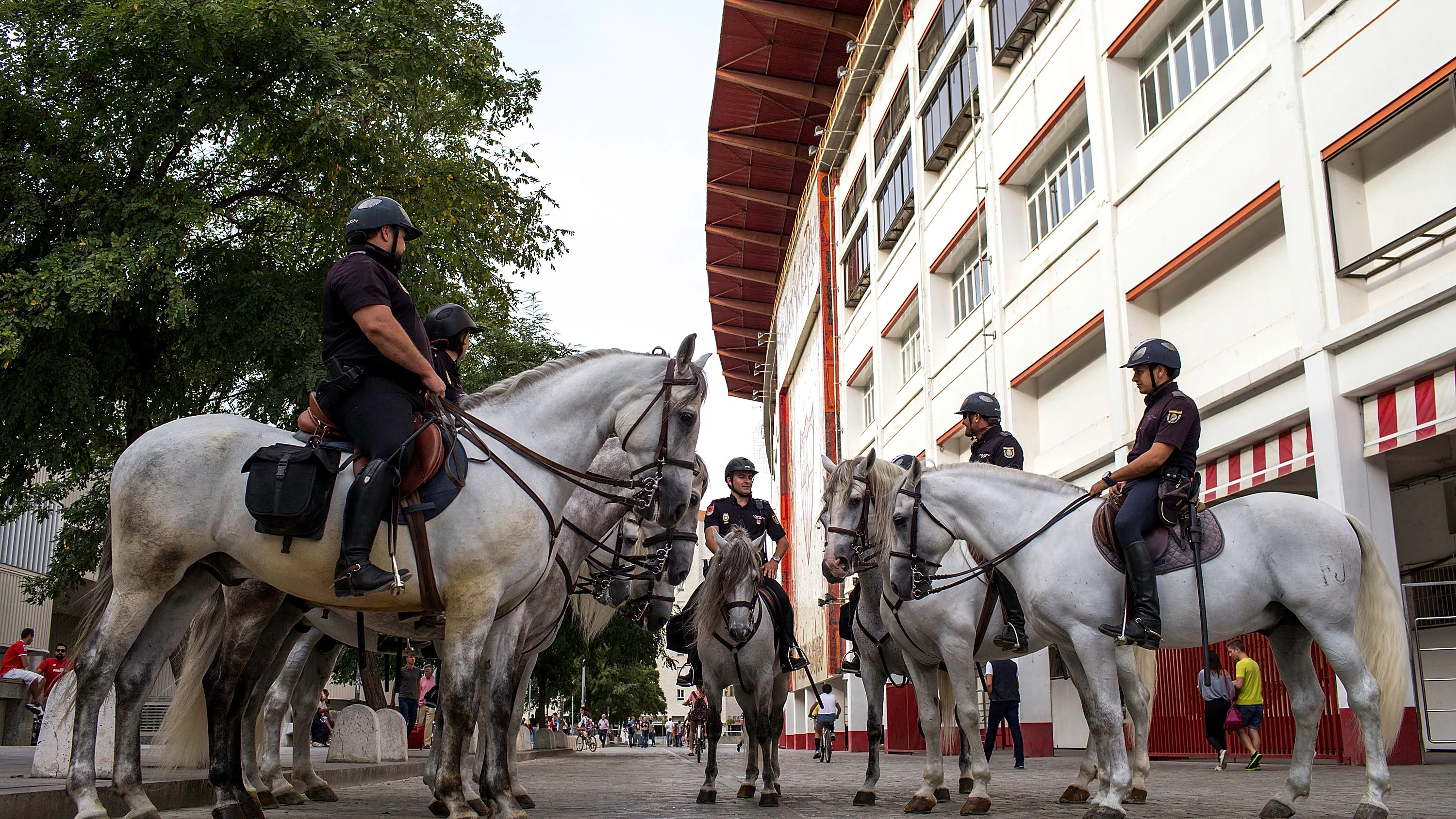 La policía montada en los aledaños del Sánchez Pizjuán