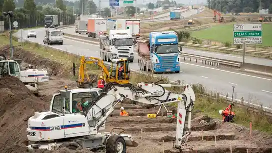 Comienzan a levantar un muro en la ciudad francesa de Calais para dificultar el paso de migrantes Comienzan a levantar un muro en la ciudad francesa de Calais para dificultar el paso de migrantes