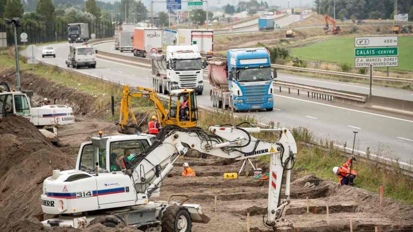 Comienzan a levantar un muro en la ciudad francesa de Calais para dificultar el paso de migrantes