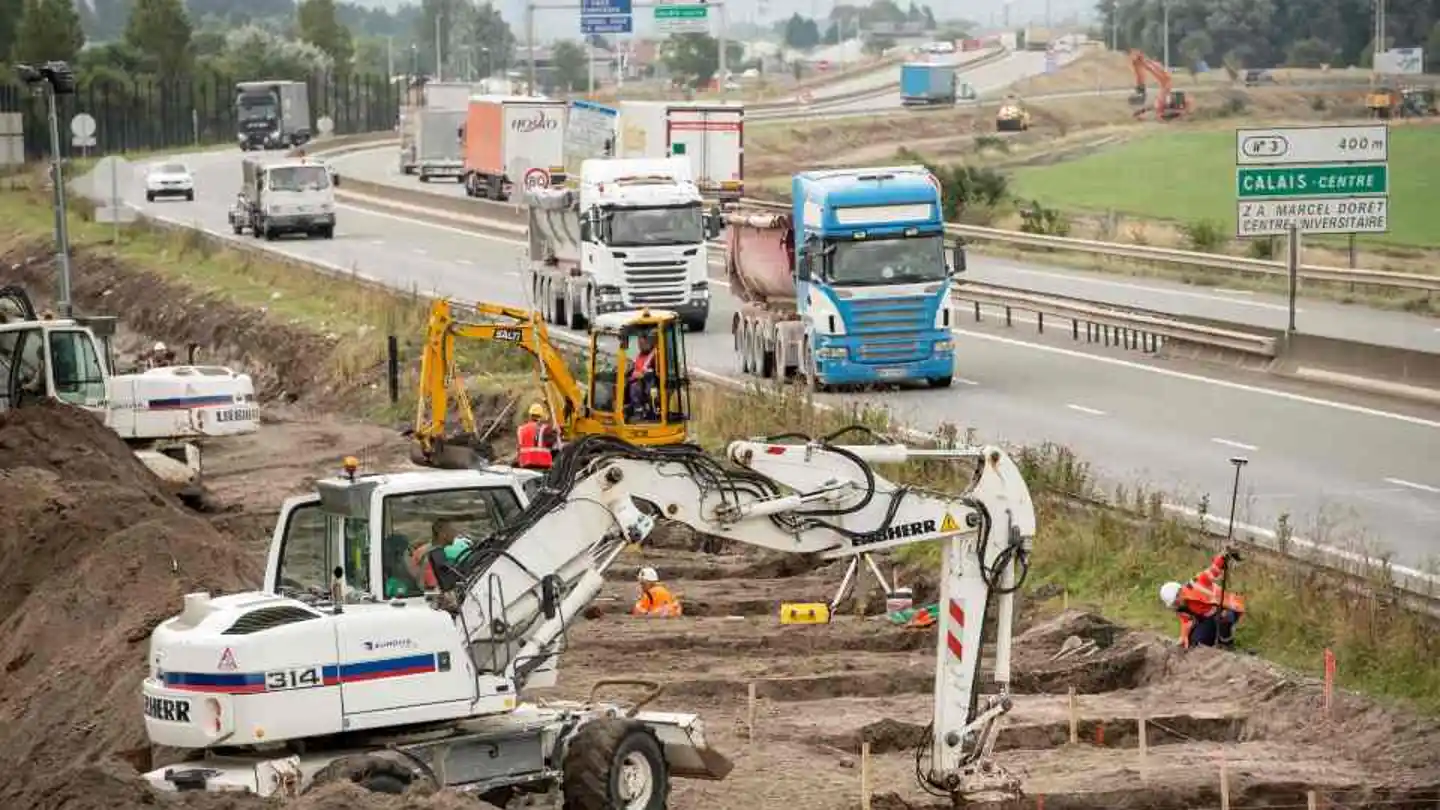 Comienzan a levantar un muro en la ciudad francesa de Calais para dificultar el paso de migrantes Comienzan a levantar un muro en la ciudad francesa de Calais para dificultar el paso de migrantes