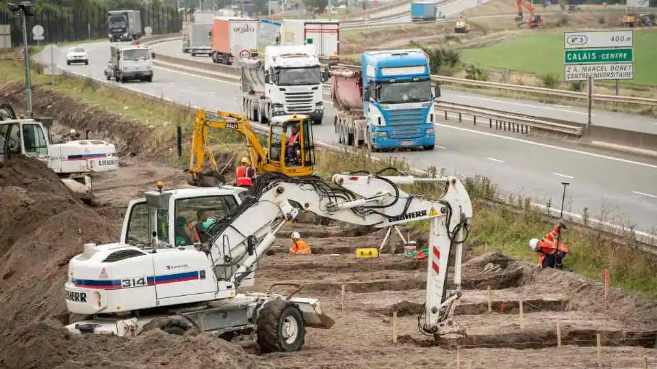 Comienzan a levantar un muro en la ciudad francesa de Calais para dificultar el paso de migrantes