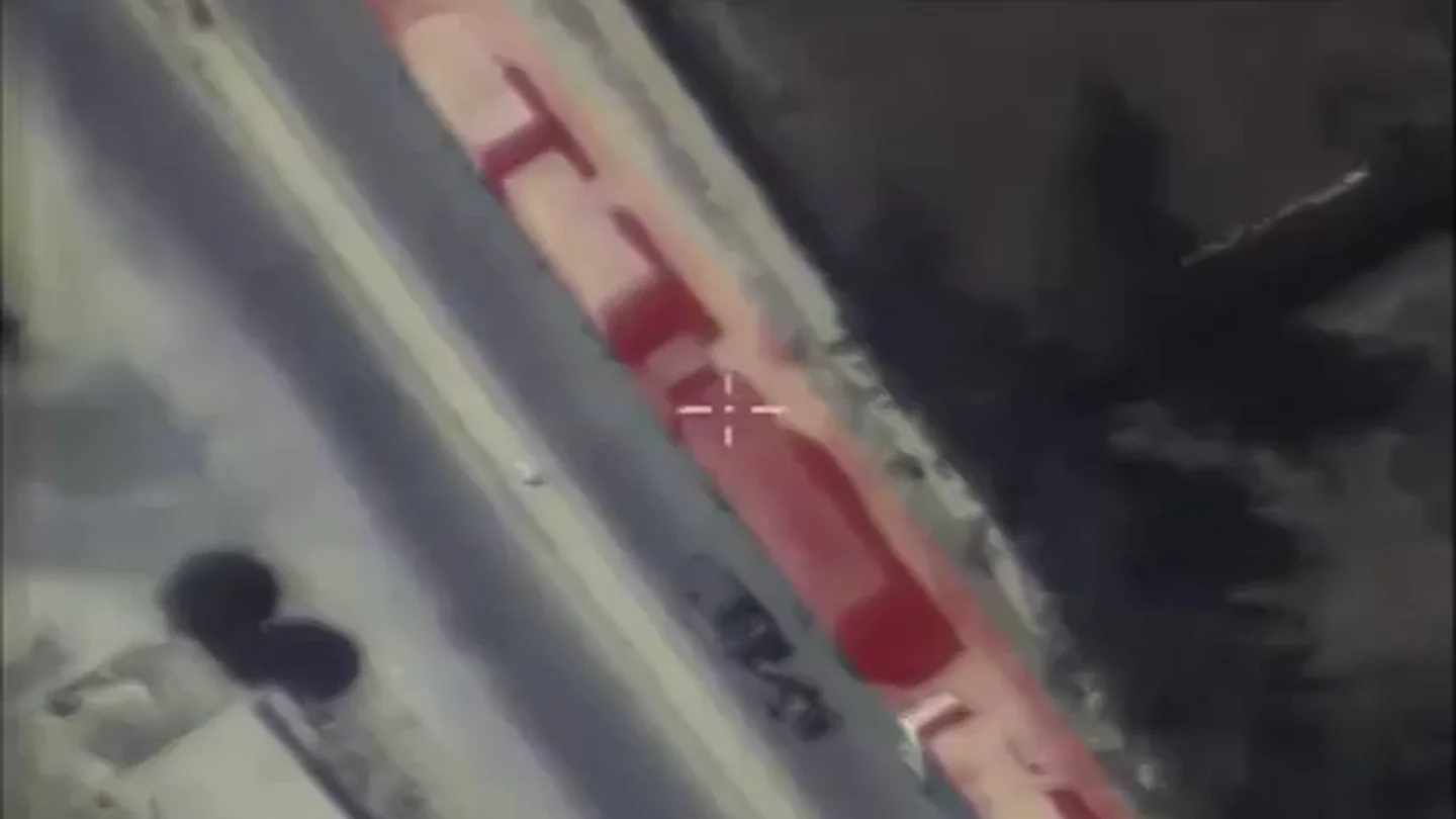 Frame 0.0 de: Rusia publica un vídeo en el que se observa el convoy humanitario de la ONU escoltado por yihadistas en Alepo Frame 0.0 de: Rusia publica un vídeo en el que se observa el convoy humanitario de la ONU escoltado por yihadistas en Alepo