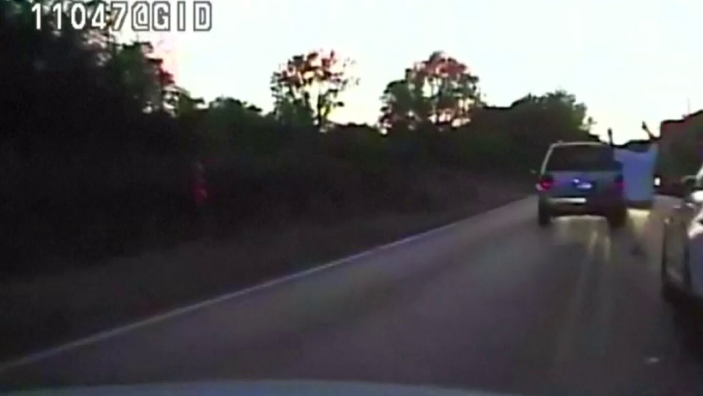 Frame 0.0 de: La Polic&iacute;a estadounidense mata a un afroamericano desarmado cuyo veh&iacute;culo se hab&iacute;a averiado