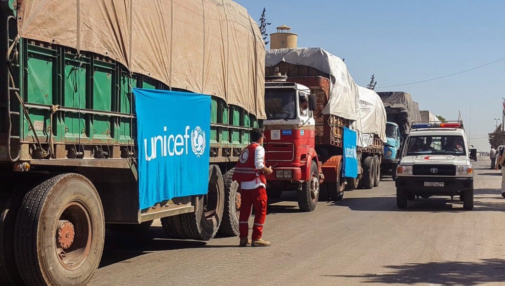 Un convoy de camiones antes de partir para entregar ayuda humanitaria