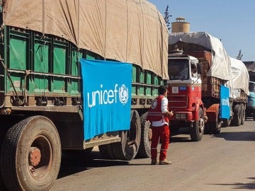 Un convoy de camiones antes de partir para entregar ayuda humanitaria Un convoy de camiones antes de partir para entregar ayuda humanitaria