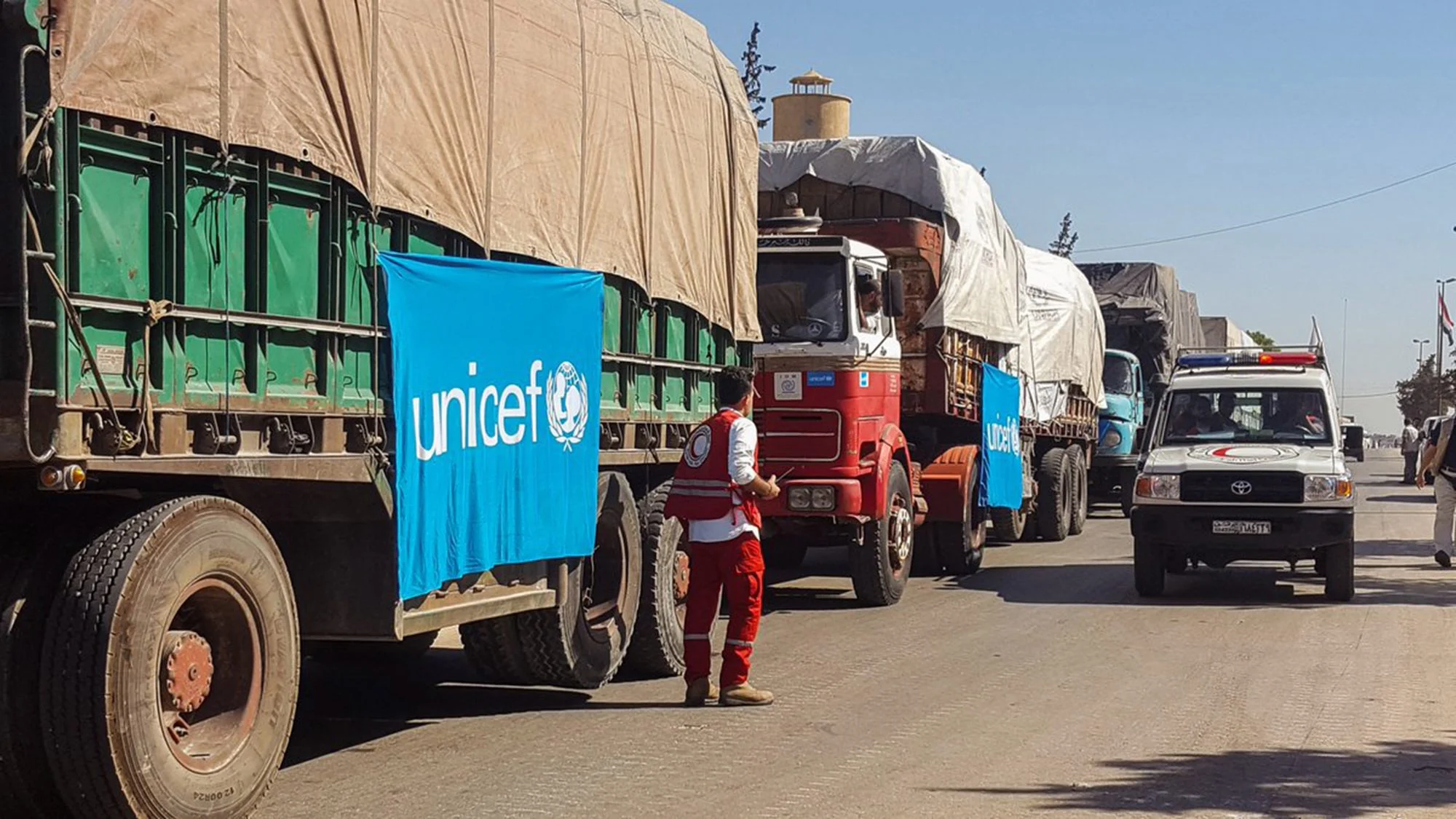 Un convoy de camiones antes de partir para entregar ayuda humanitaria