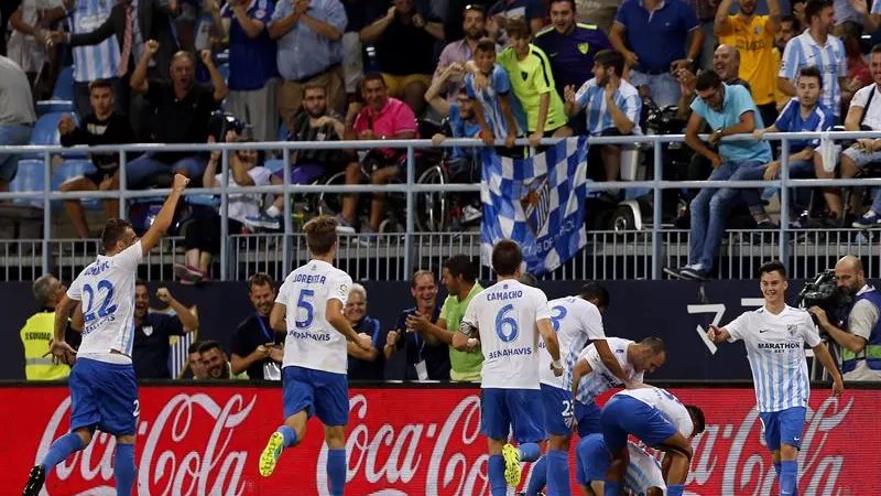 Los jugadores del Málaga celebran el segundo gol ante el Eibar