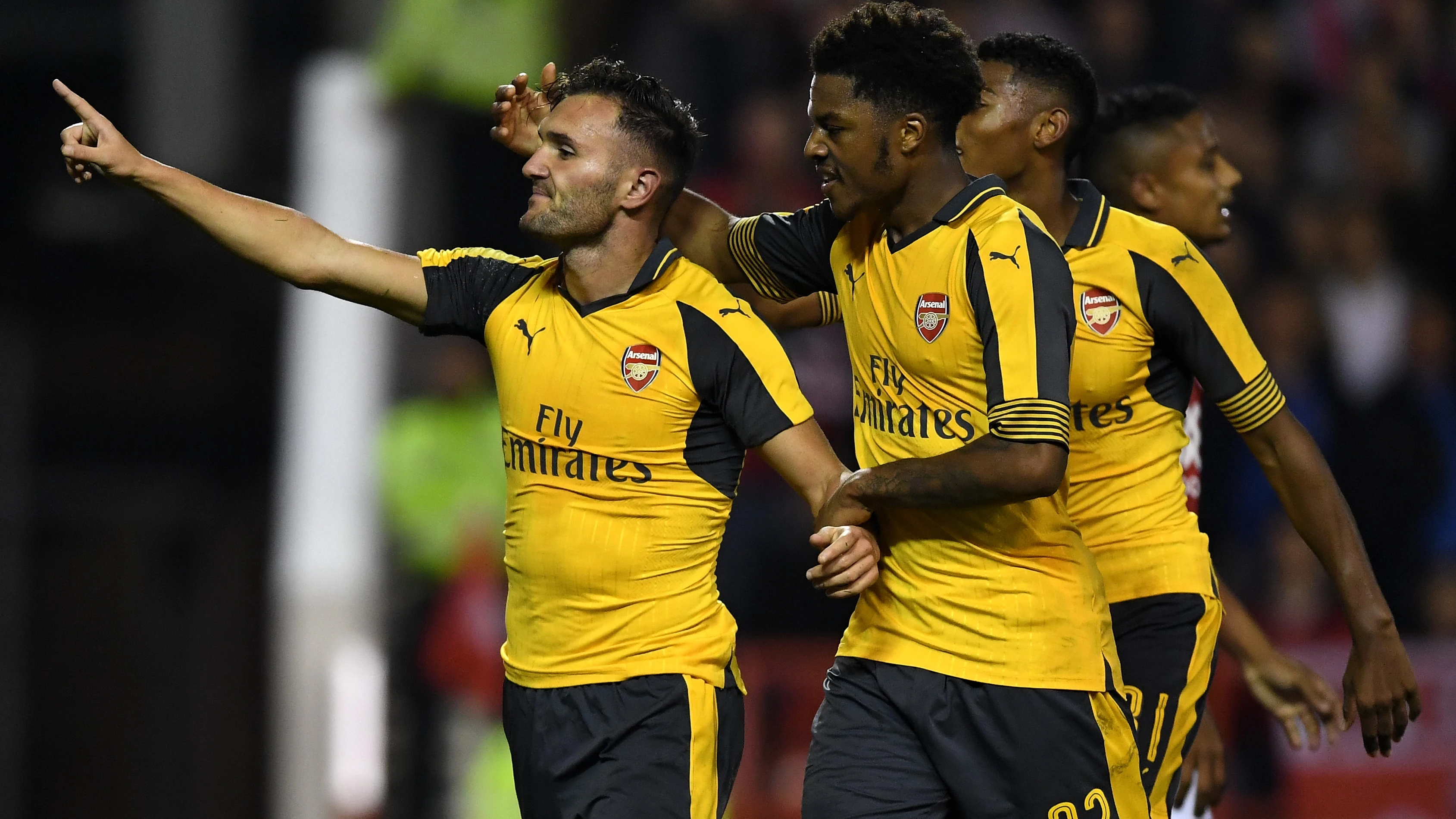 Lucas Pérez celebra un gol con el Arsenal