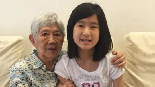 Emma Yang con su abuela Emma Yang con su abuela