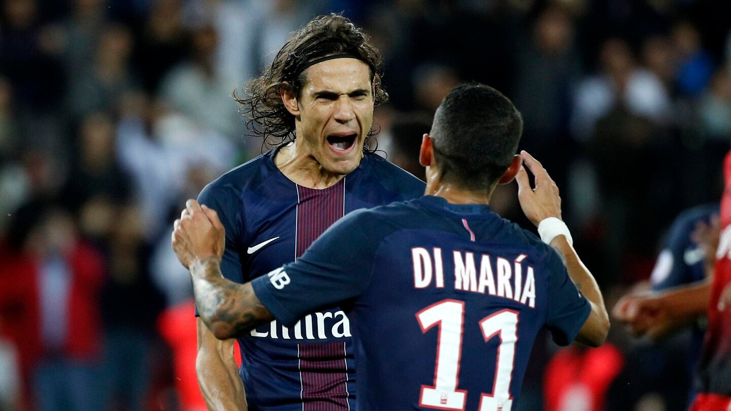 Cavani abraz&aacute;ndose con Di Maria en su tanto de penalti.