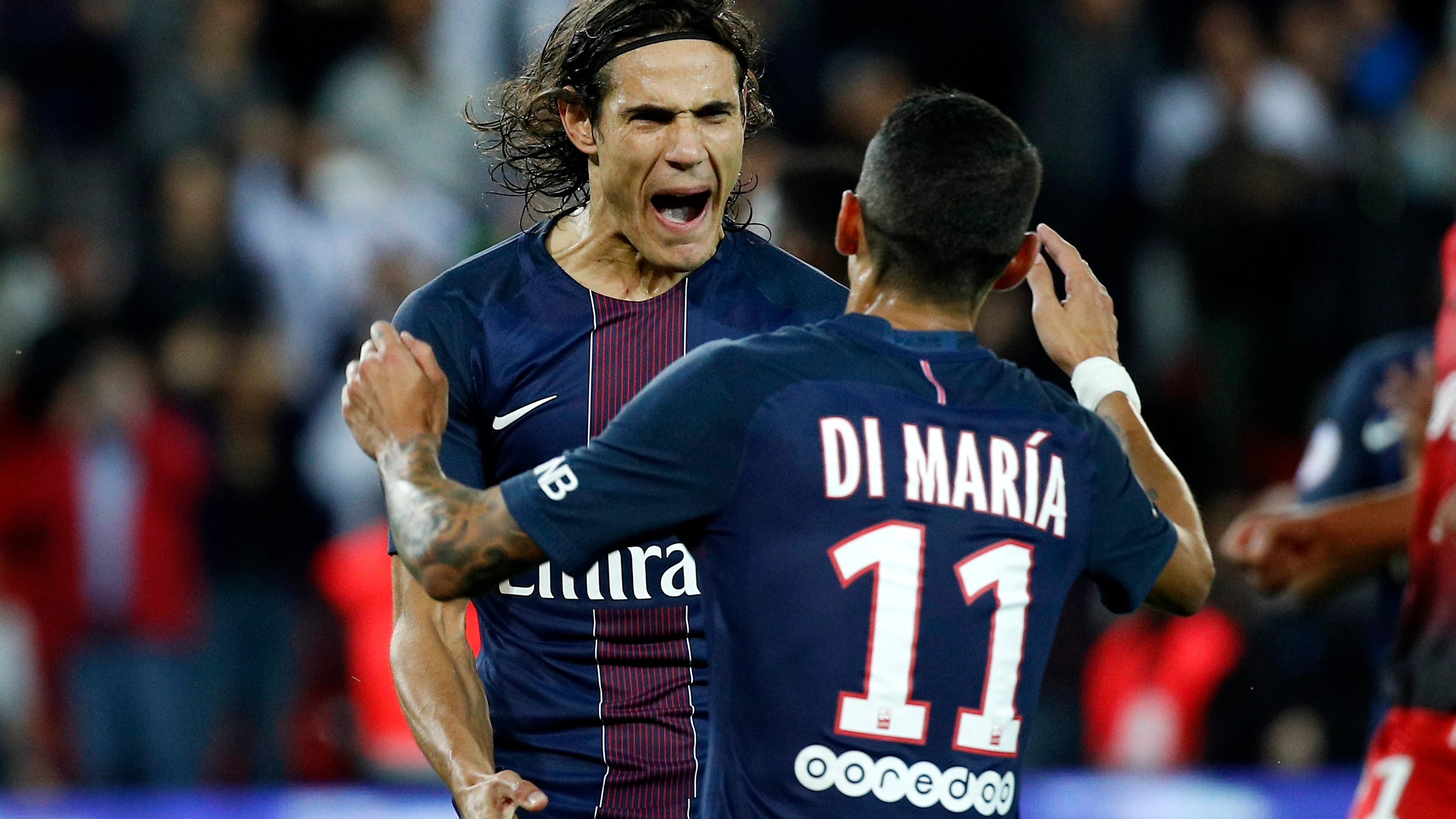 Cavani abrazándose con Di Maria en su tanto de penalti. Cavani abrazándose con Di Maria en su tanto de penalti.