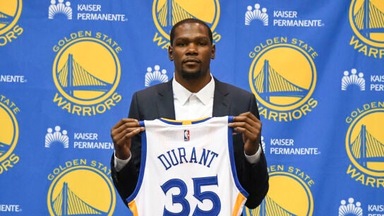 Kevin Durant posa con la camiseta de los Golden State Warriors