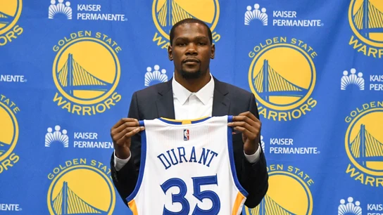 Kevin Durant posa con la camiseta de los Golden State Warriors Kevin Durant posa con la camiseta de los Golden State Warriors