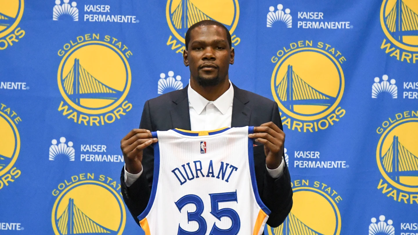 Kevin Durant posa con la camiseta de los Golden State Warriors Kevin Durant posa con la camiseta de los Golden State Warriors