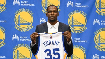 Kevin Durant posa con la camiseta de los Golden State Warriors