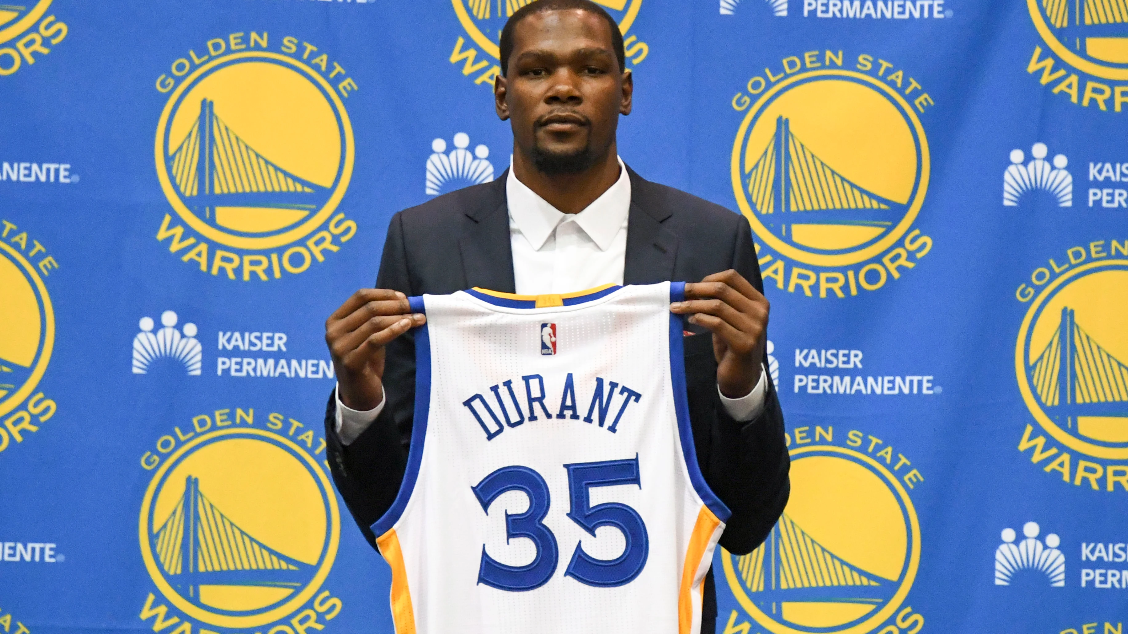 Kevin Durant posa con la camiseta de los Golden State Warriors