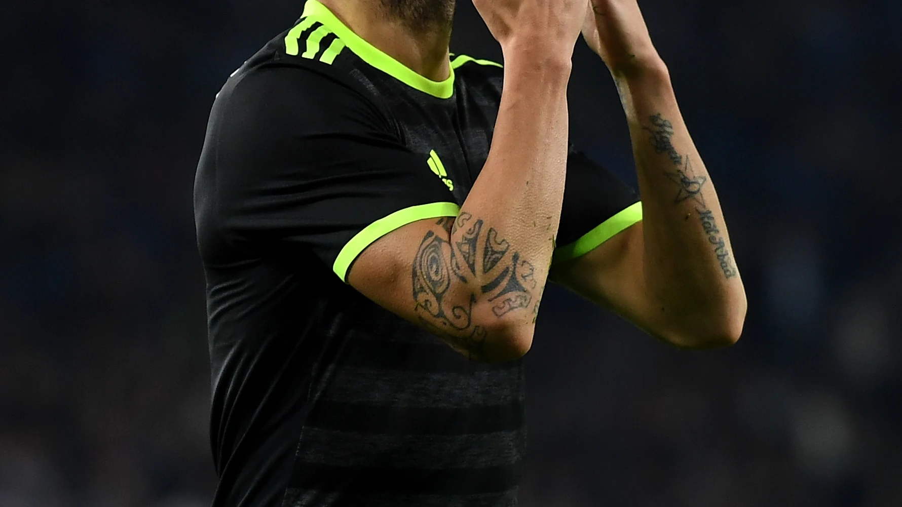 Cesc F&aacute;bregas, raja ante los medios ingleses