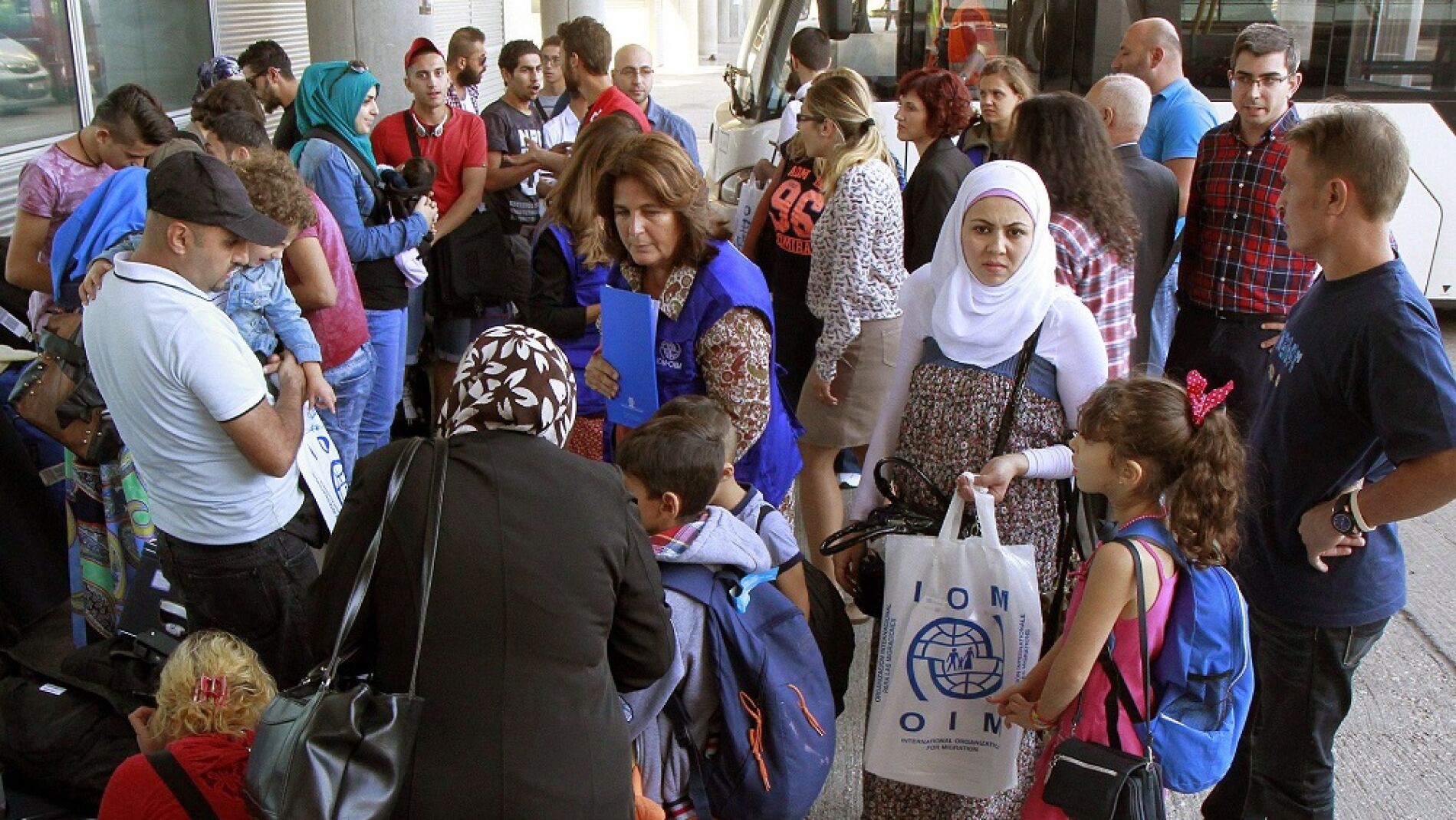 Fotografía facilitada por el Ministerio de Interior, de la llegada hoy de 36 refugiados sirios procedentes de Grecia al Aeropuerto Madrid-Barajas Adolfo Suárez