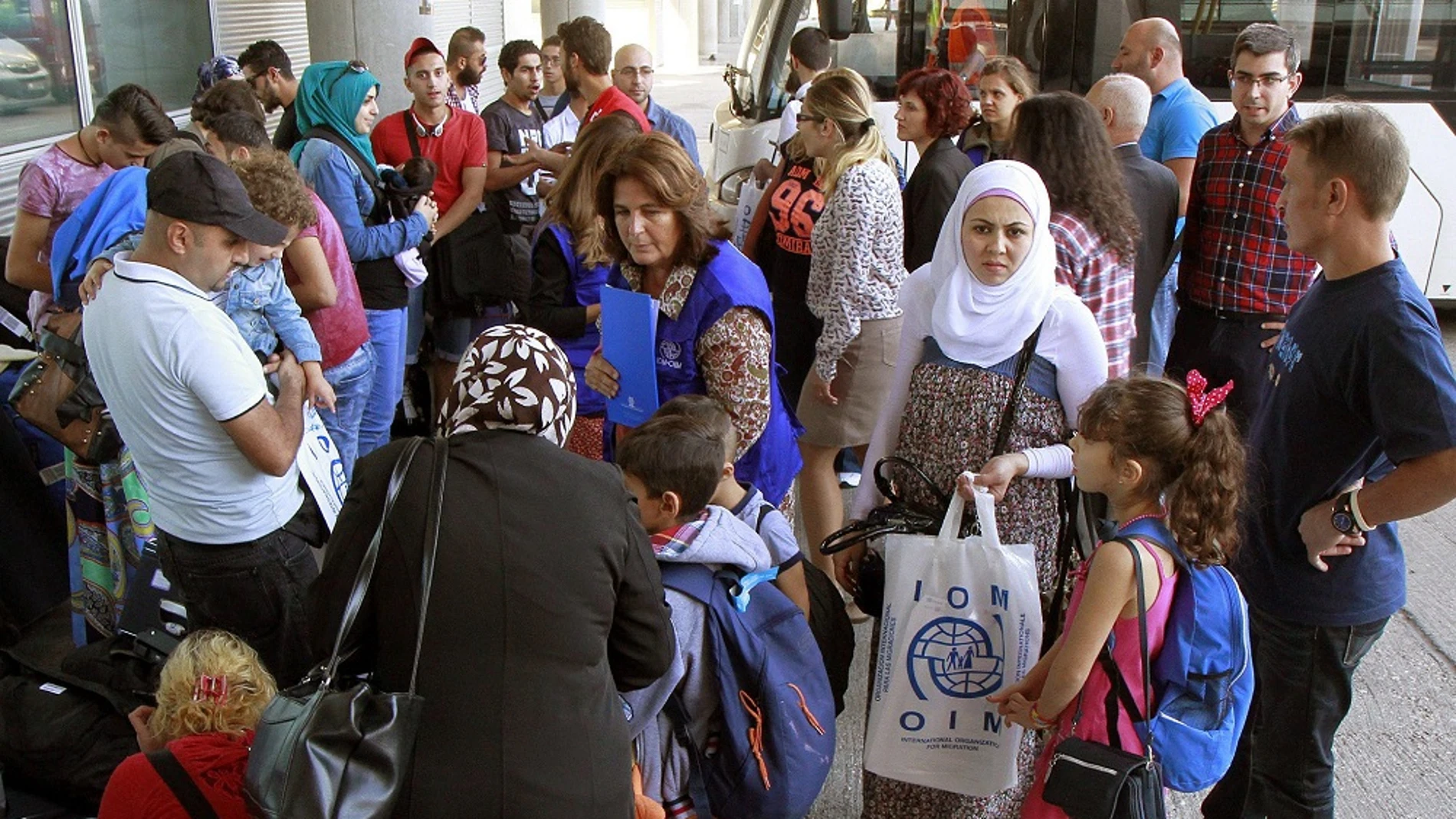 Fotografía facilitada por el Ministerio de Interior, de la llegada hoy de 36 refugiados sirios procedentes de Grecia al Aeropuerto Madrid-Barajas Adolfo Suárez Fotografía facilitada por el Ministerio de Interior, de la llegada hoy de 36 refugiados sirios procedentes de Grecia al Aeropuerto Madrid-Barajas Adolfo Suárez