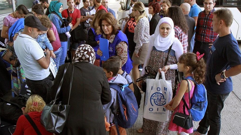 Fotografía facilitada por el Ministerio de Interior, de la llegada hoy de 36 refugiados sirios procedentes de Grecia al Aeropuerto Madrid-Barajas Adolfo Suárez